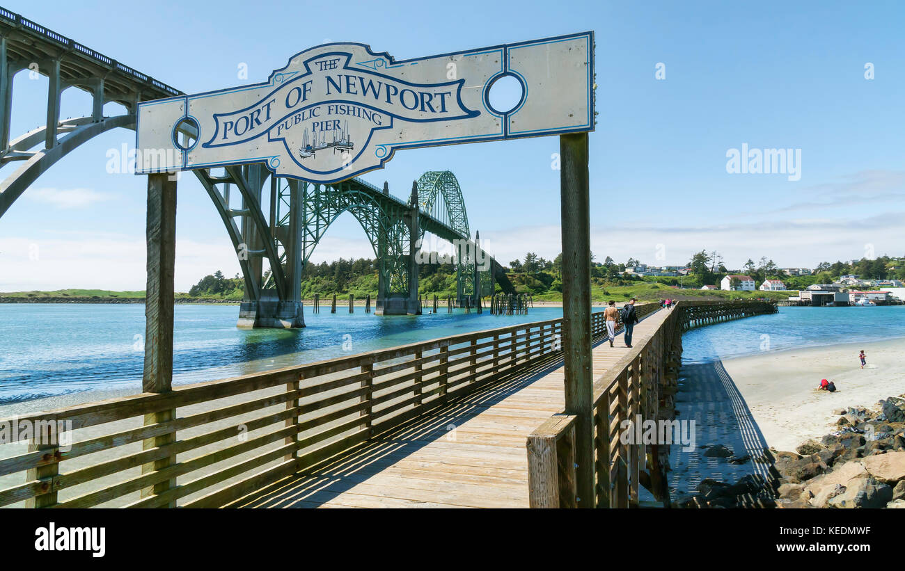 Porto di Newport, Yaquina Bay Bridge, autostrada US 101, Pacific Coast Scenic Byway, vicino a Newport, Oregon. Oregon Central Coast, spiagge, baie, bar, f Foto Stock