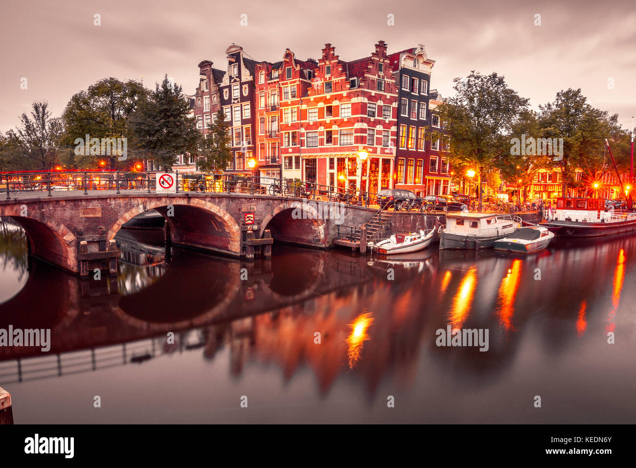 Notte Vista sulla città di amsterdam canal e ponte Foto Stock