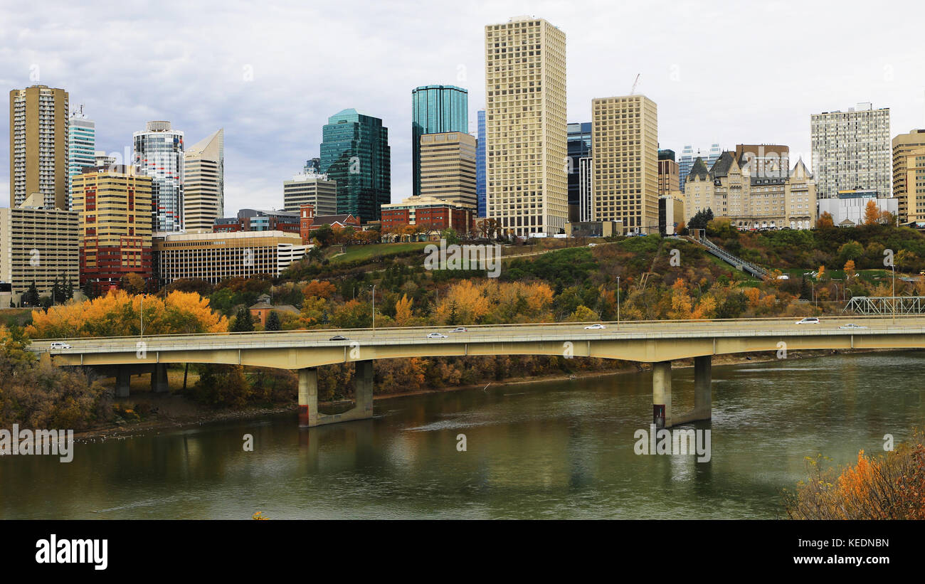 Un paesaggio urbano di Edmonton in tutto il nord del Fiume Saskatchewan Foto Stock