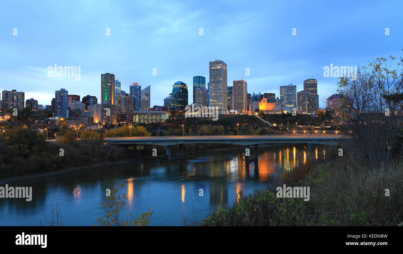 L'Edmonton, Canada cityscape di notte Foto Stock