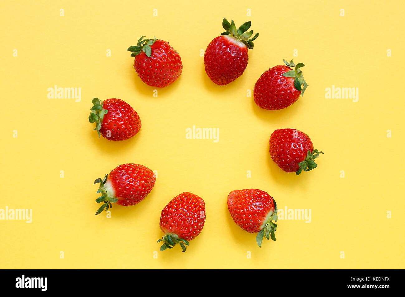 Modello di fragole su sfondo giallo Foto Stock