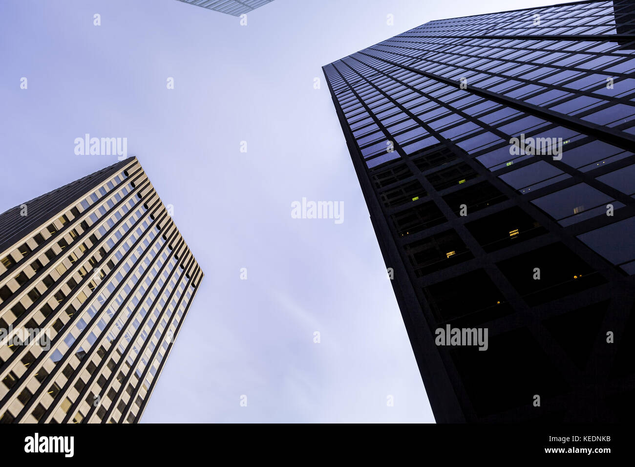 Guardando verso l'alto alto e moderno di grattacieli e sky a melbourne, Australia. business concetto LIFE Foto Stock