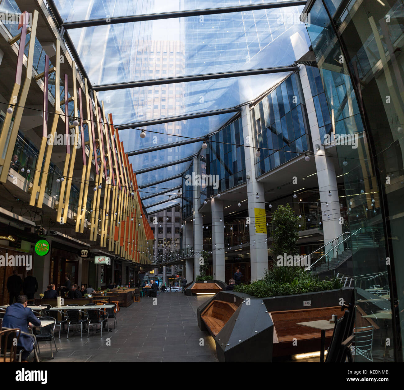 Melbourne, Australia - 20 settembre 2017: Piccoli caffè e ristoranti per pranzi di lavoro sotto il tetto di vetro a Melbourne Foto Stock
