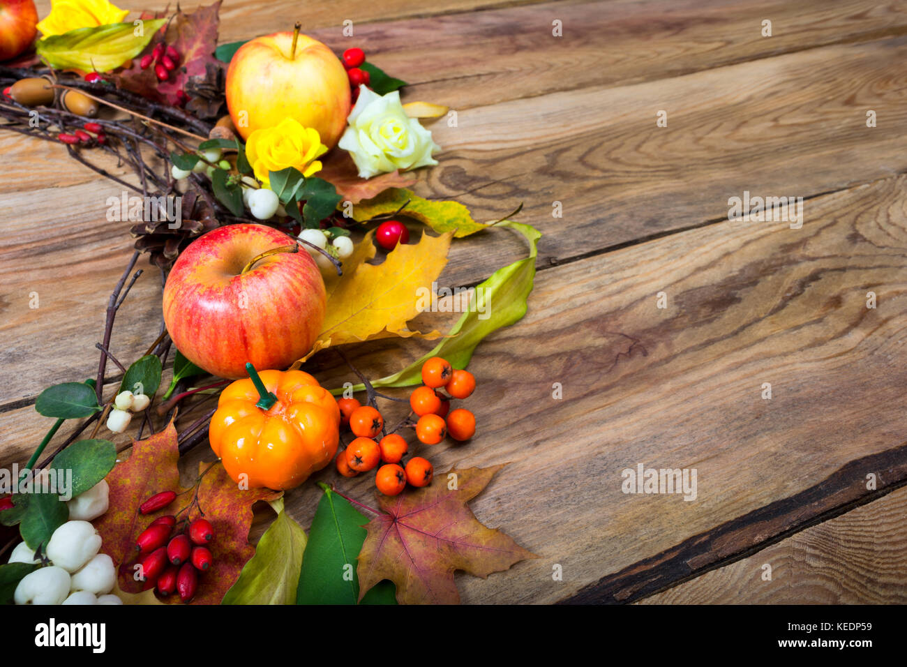 Ringraziamento porta corona di fiori di zucca, mele, crespino, rowan bacche, spazio di copia Foto Stock