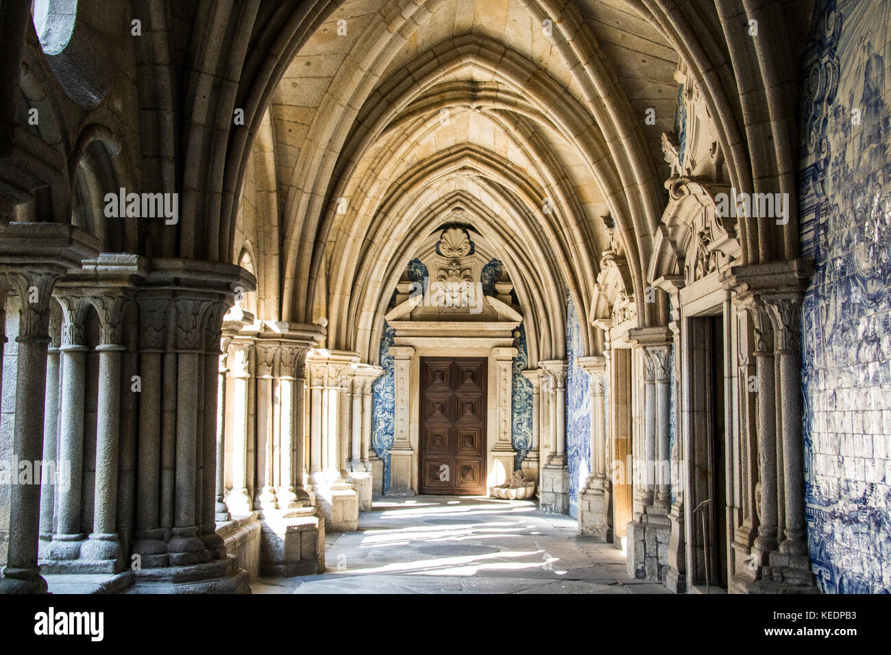 Chiostro gotico della cattedrale di Porto o se do Porto Romano con la Cattedrale Cattolica, Porto, Portogallo Foto Stock