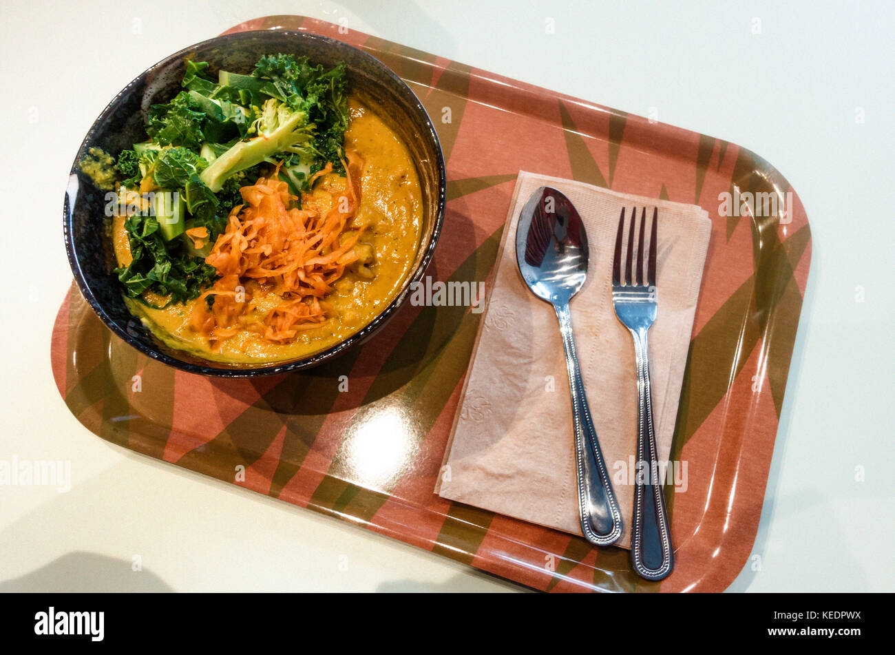 Il tibetano mama, con noce di cocco curry burro di arachidi salsa servita con riso marrone, con verdure cotte al vapore e kimchi a le botaniste, Soho di new york city Foto Stock
