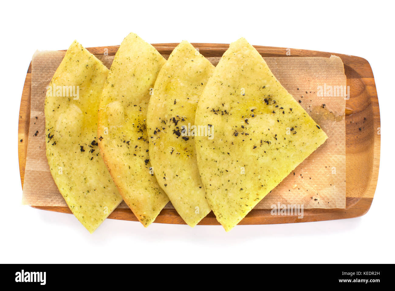 Disco per affettare il pane focaccia su un vassoio in legno isolare Foto Stock