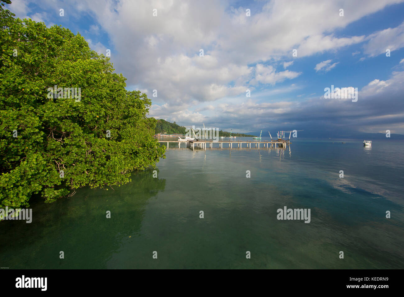Oceano calma laguna a Bunaken Island, sulawesi Foto Stock
