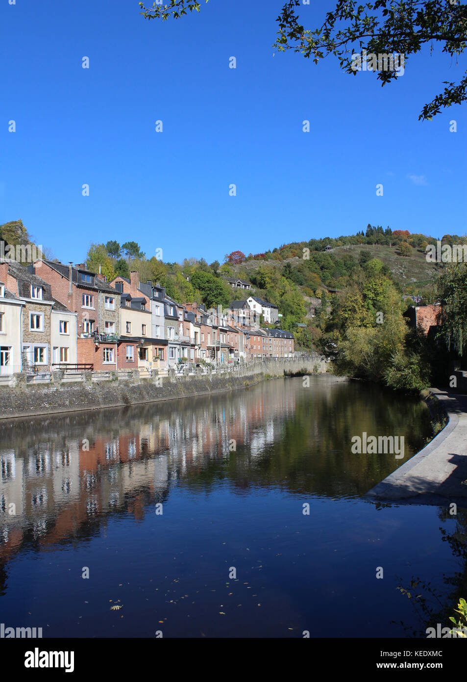 Vista del bel fiume Ourthe che corre attraverso la pittoresca cittadina di La Roche en Ardenne in Vallonia, Belgio. Con copia spazio. Foto Stock