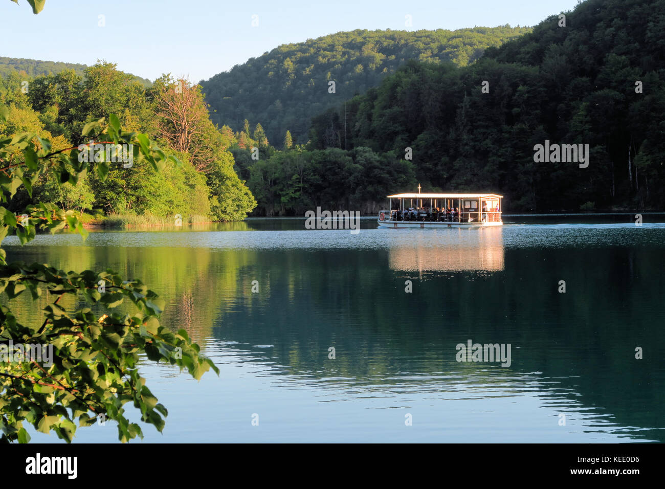 La Croazia è il parco nazionale dei laghi di Plitvice include una gita in barca sul lago. Foto Stock