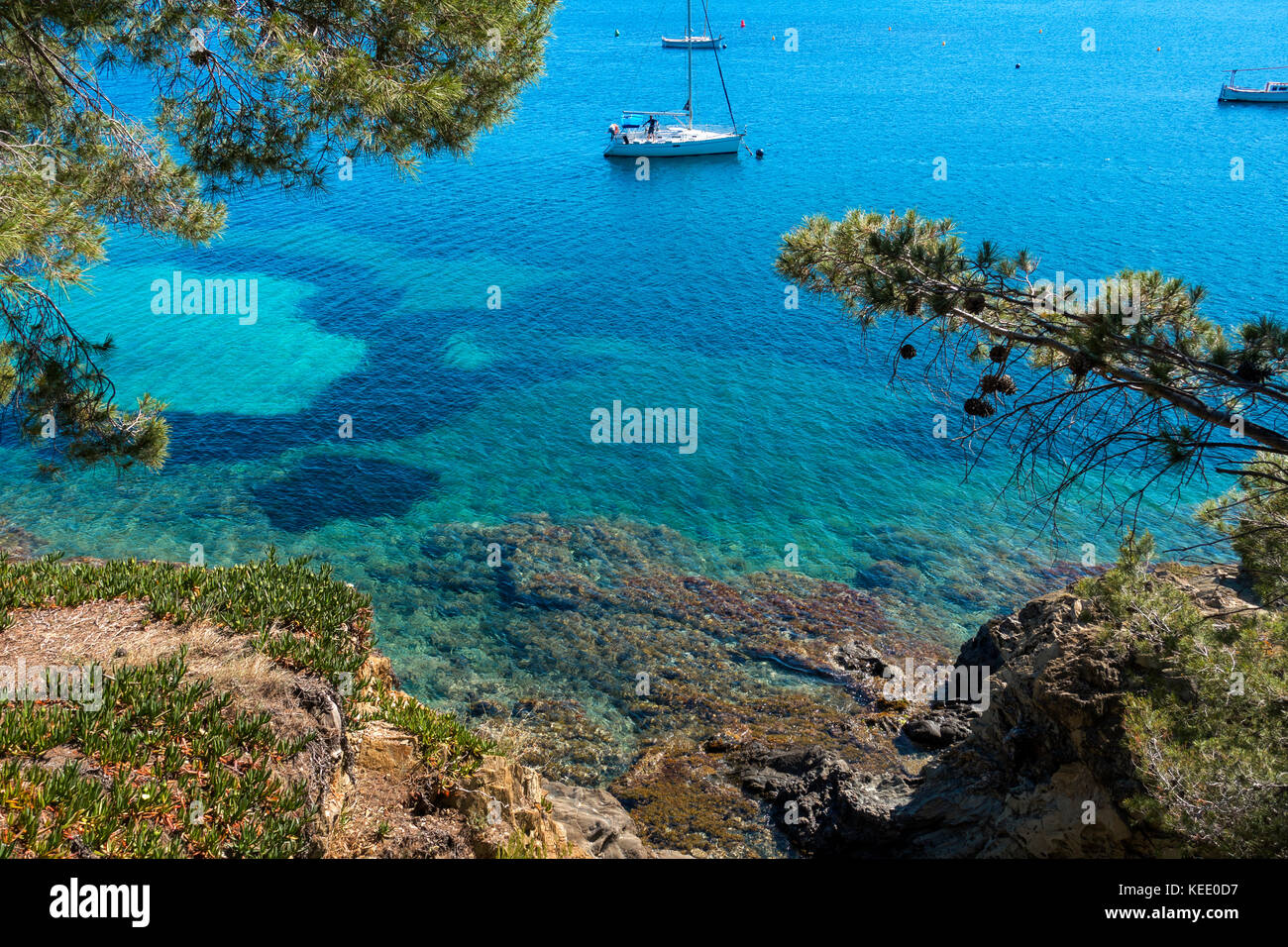 Barca a vela ancorata a Cadaques.provincia Gerona.Catalunya.La Spagna Foto Stock