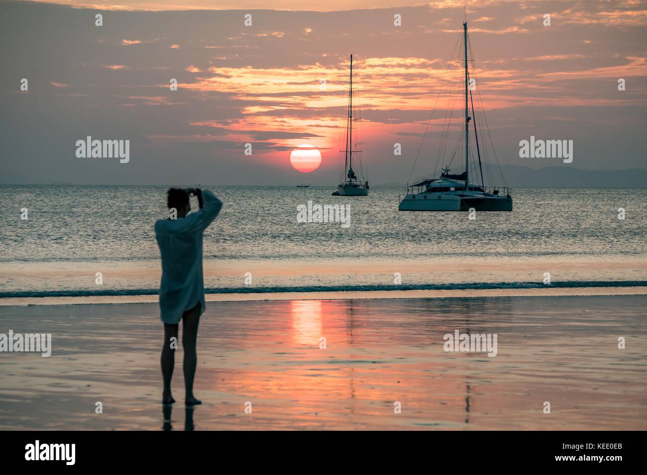 Rendendo ohotos di barca a vela e catamarano al tramonto Foto Stock