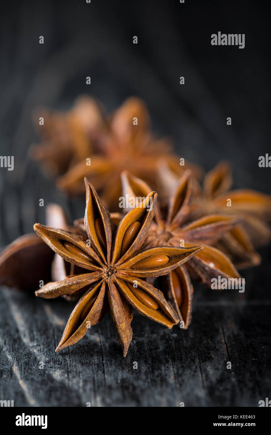 Anice stellato semi, spezie aromatiche al buio su un cibo stile di fotografia Foto Stock