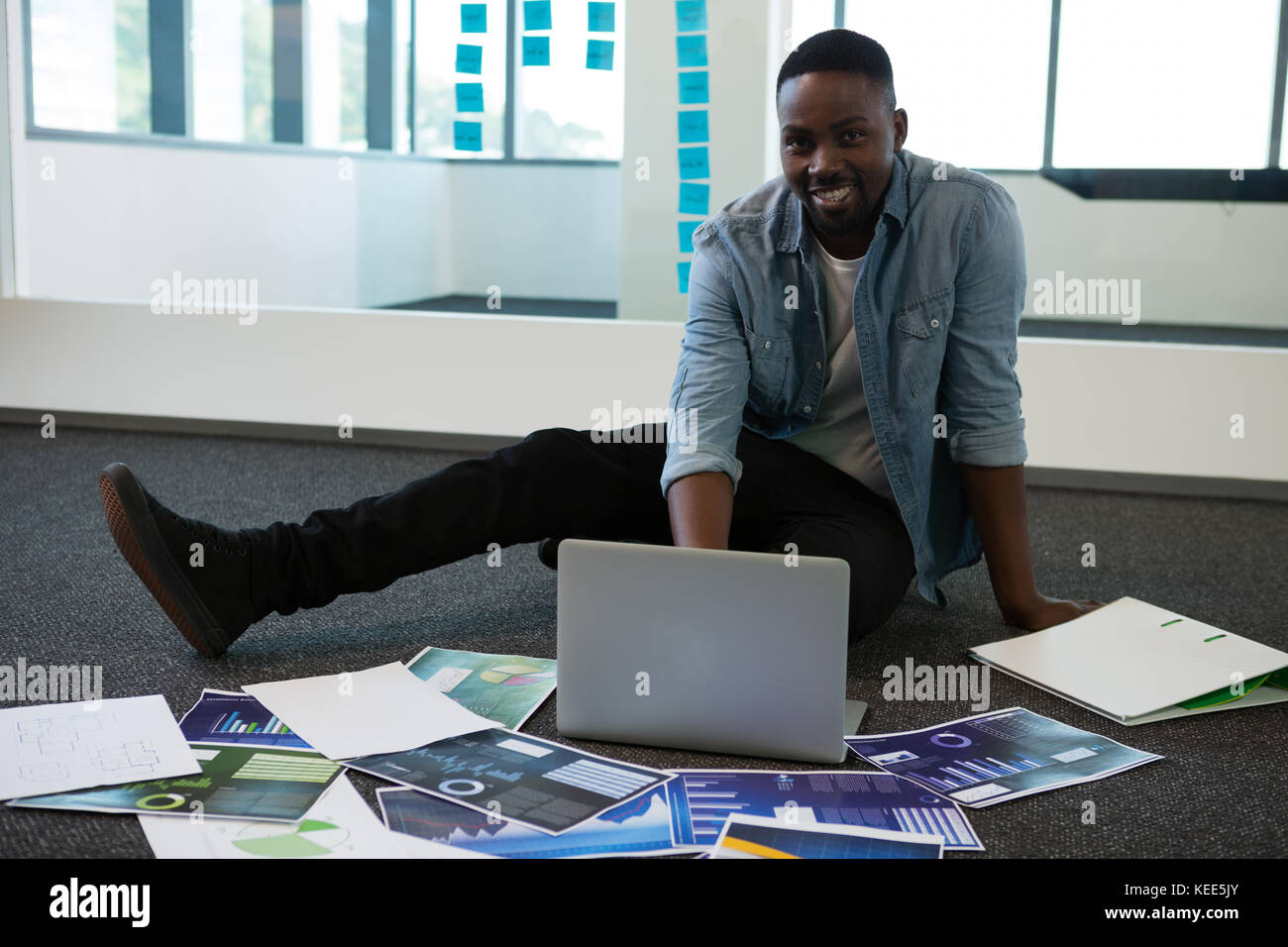 Ritratto di executive maschio utilizzando computer portatile in ufficio futuristico Foto Stock