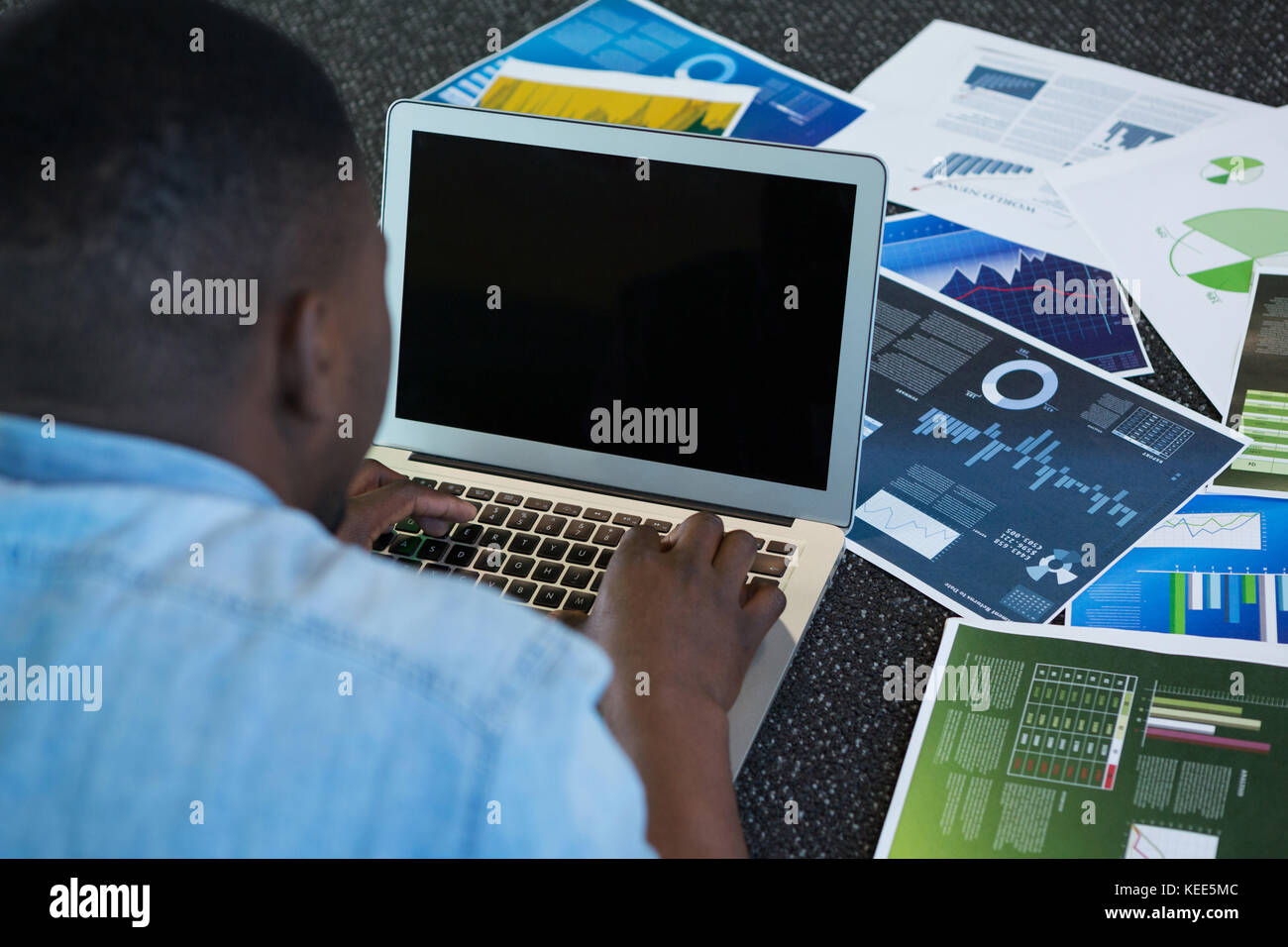 Executive maschio utilizzando computer portatile in ufficio futuristico Foto Stock