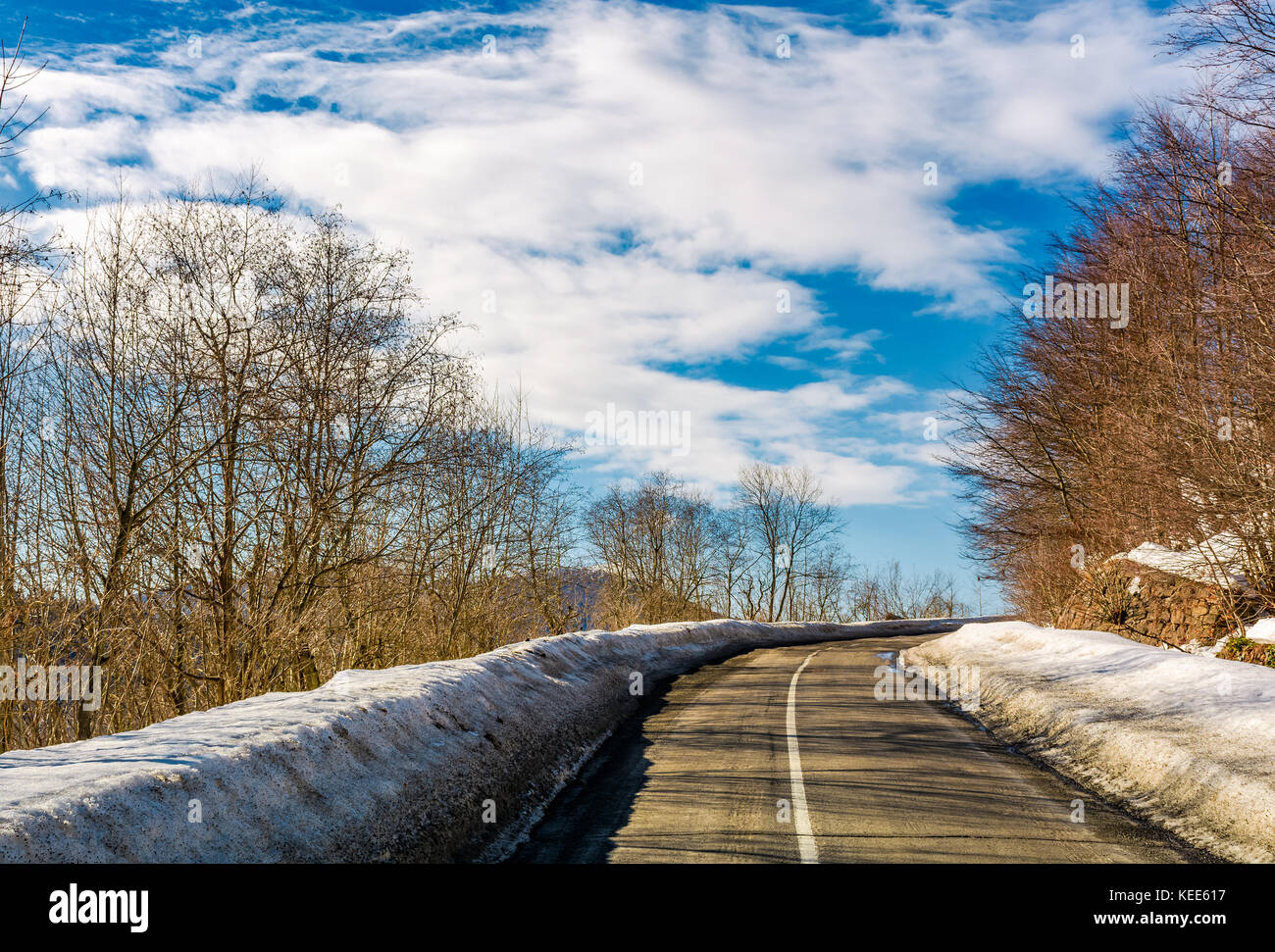 Asfalto strada di montagna in inverno. bella giornata di sole Foto Stock