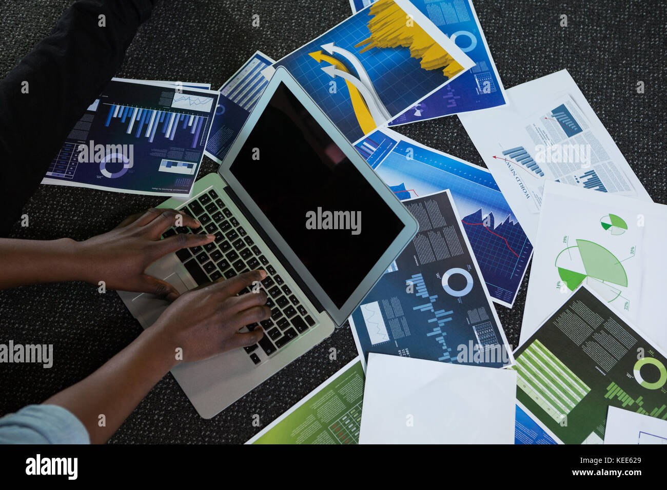 Executive maschio utilizzando computer portatile in ufficio futuristico Foto Stock