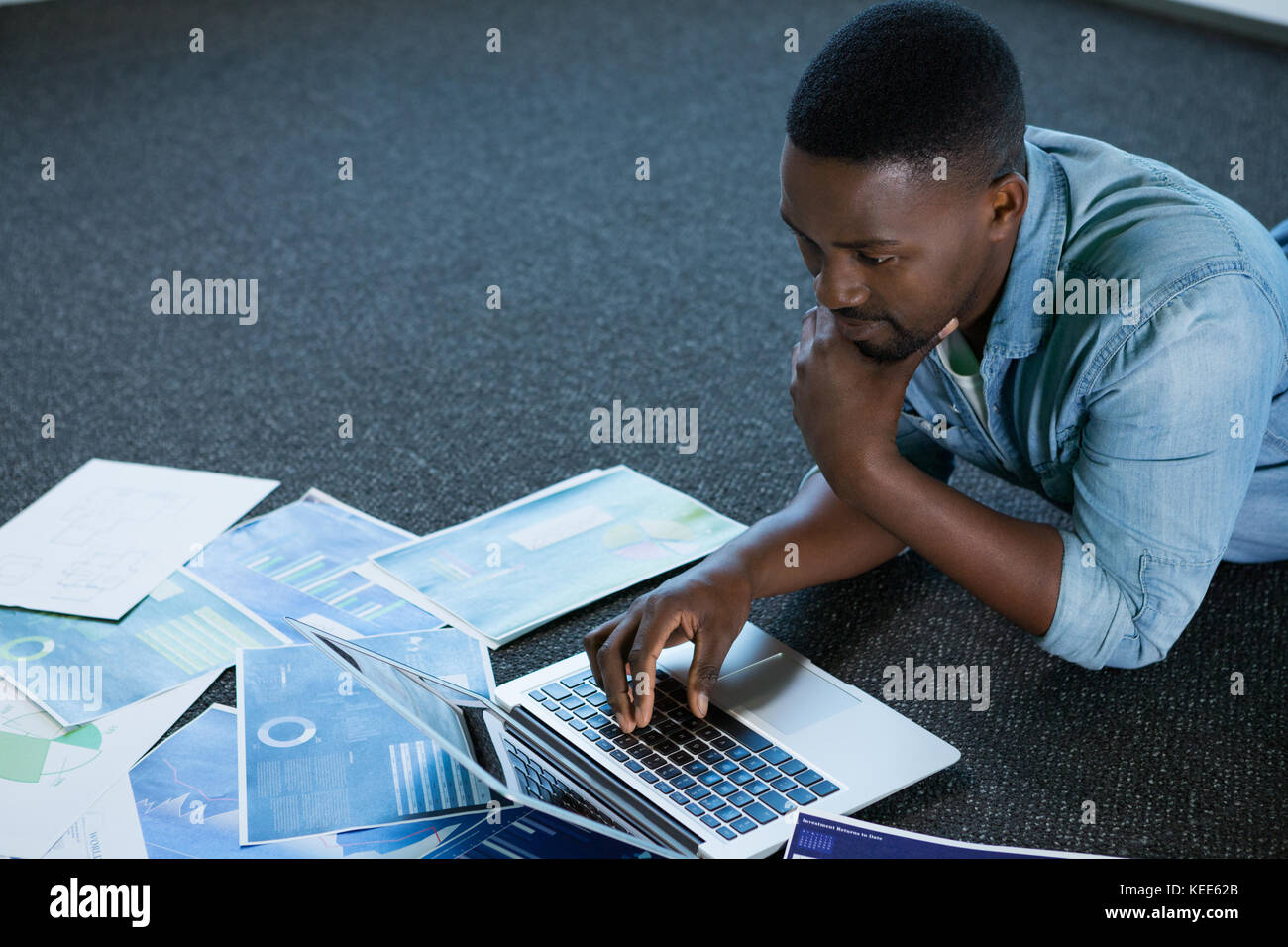 Executive maschio utilizzando computer portatile in ufficio futuristico Foto Stock