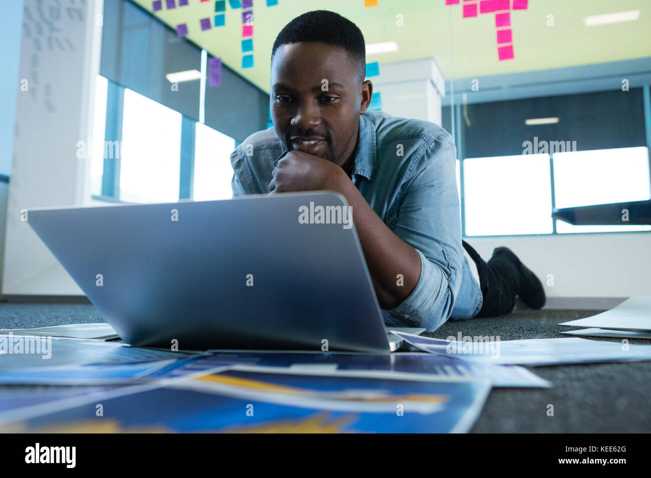 Executive maschio utilizzando computer portatile in ufficio futuristico Foto Stock