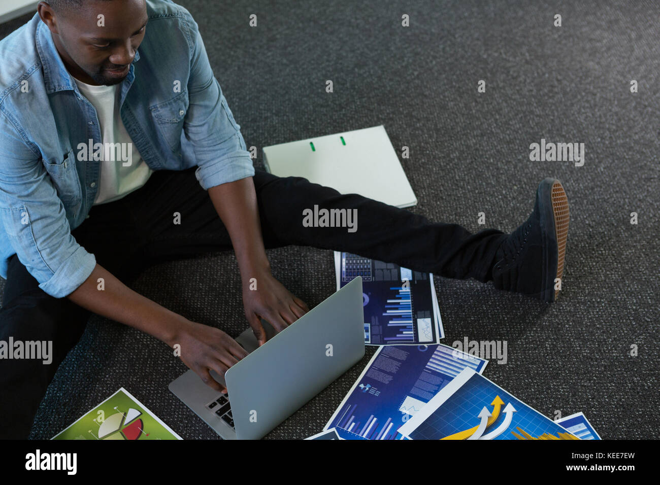 Executive maschio utilizzando computer portatile in ufficio futuristico Foto Stock