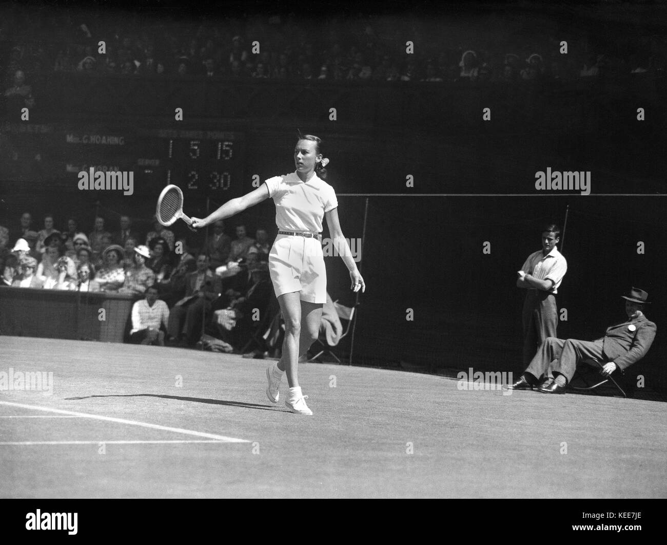 Wimbledon Tennis Championships 1949' gioiellino' Gem Hoahing versus 'splendida' Gussie Moran. 4ft 9' di altezza piccola gemma vince il suo match 6-2, 5-7, 6-3 contro Gussie bellissime - che era famoso per indossare il primo frilly mutande e abito corto, progettato da Teddy Tinling, nella sua partita precedente. Fotografia di Tony Henshaw.Caption locale *** Dal interamente posseduta negativi originali. Foto Stock