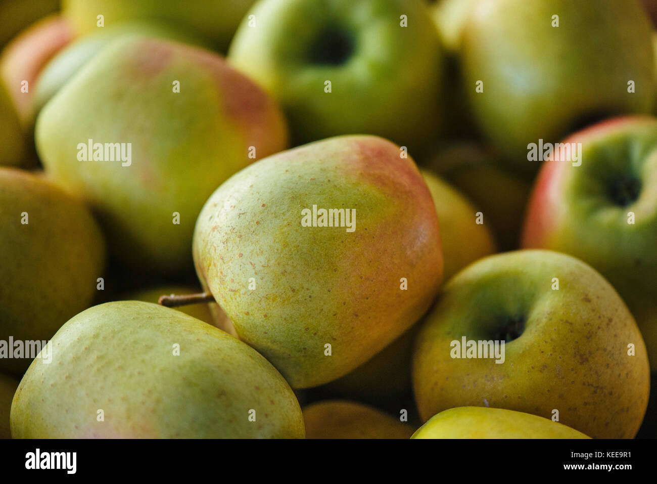 Le mele in un palo per la vendita Foto Stock