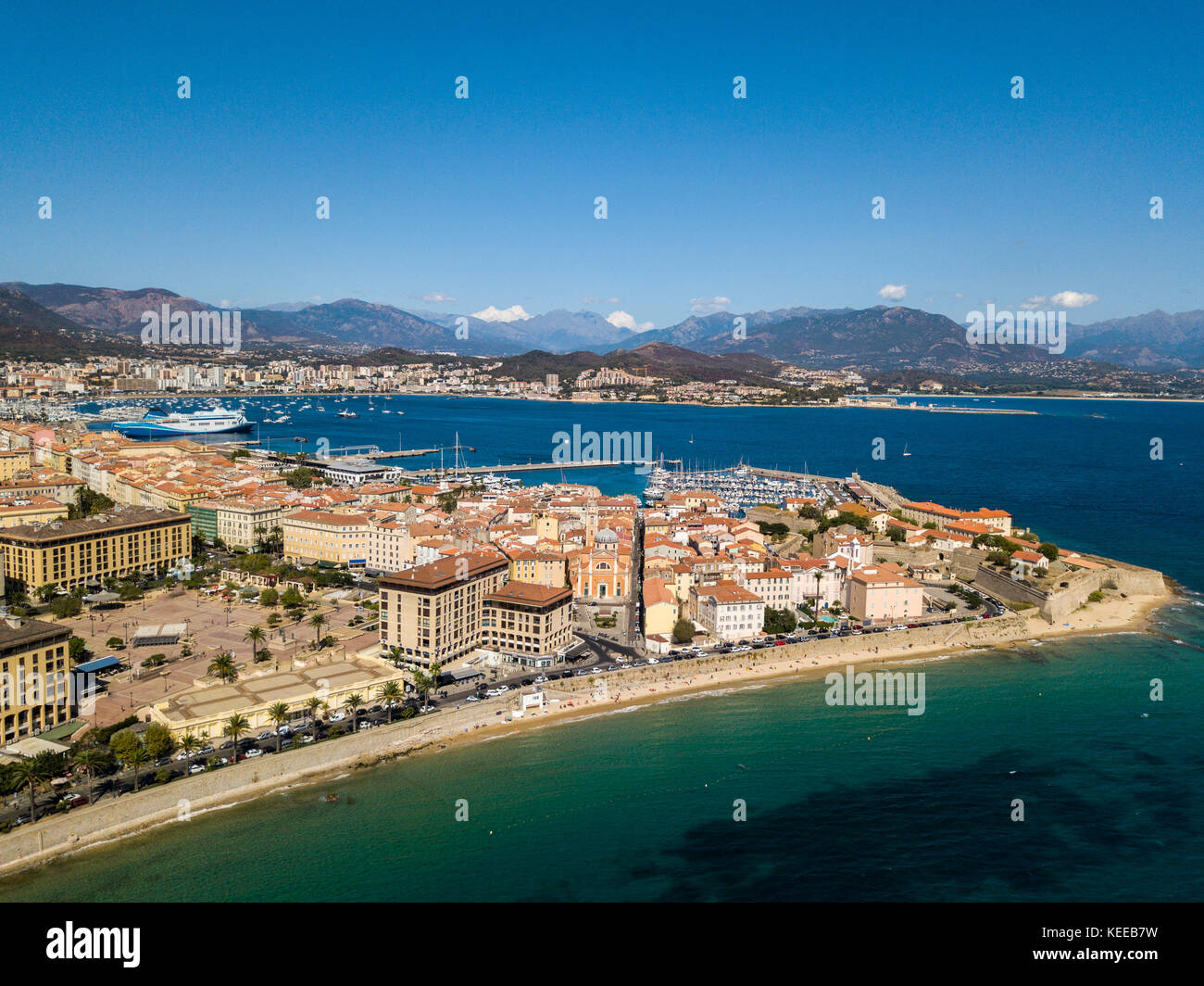 Veduta aerea di Ajaccio, Corsica, Francia. La zona del porto e il centro della città visto dal mare. Barche e case del porto Foto Stock