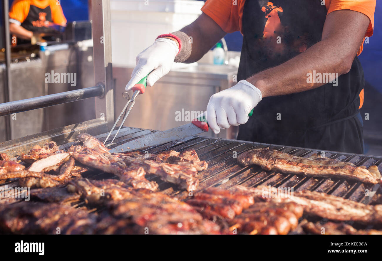 Street food festival a trieste, carni argentine grill all'aperto di luce naturale. Foto Stock