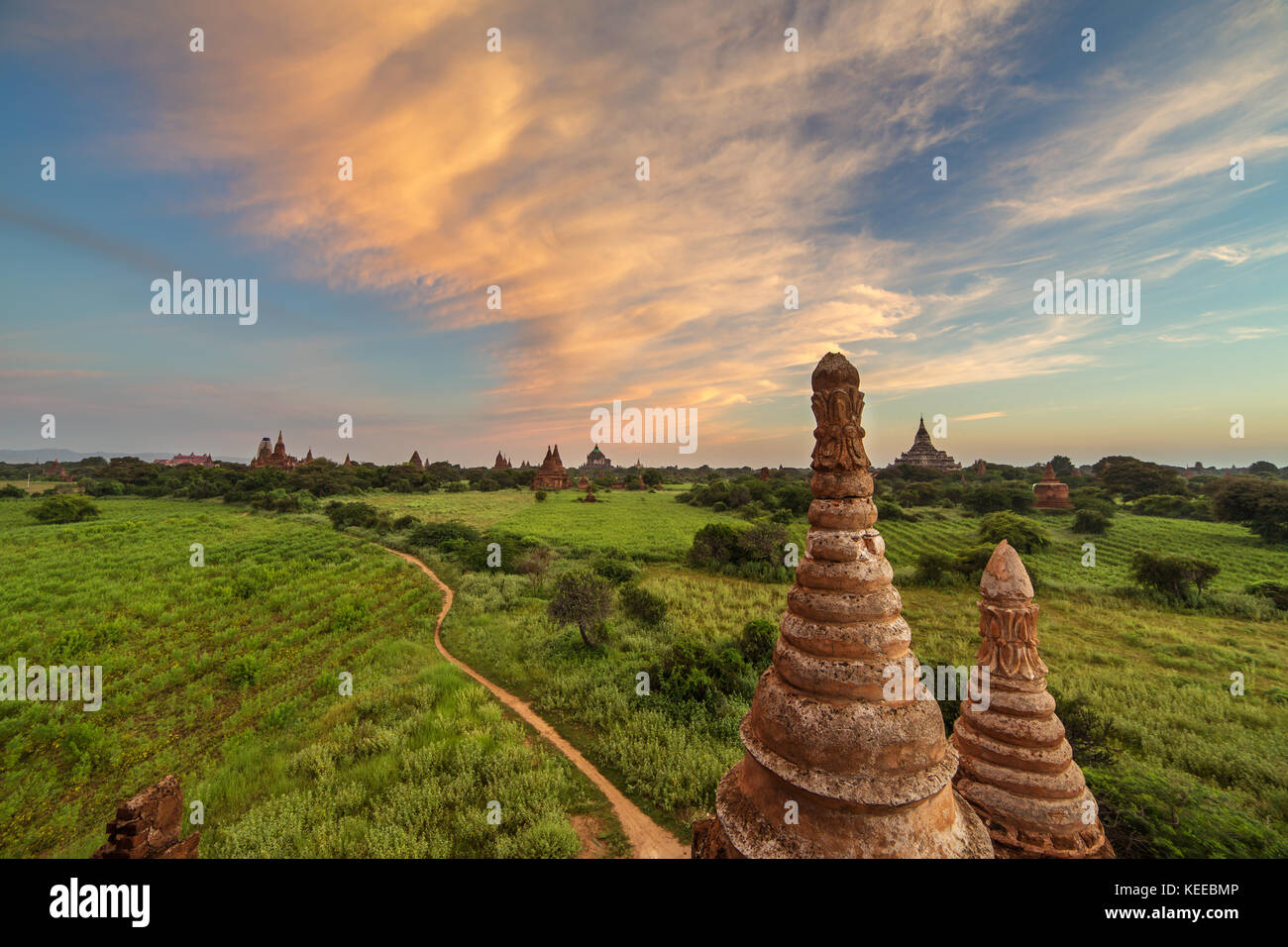 Bellissima alba sulle antiche pagode di Bagan, myanmar Foto Stock