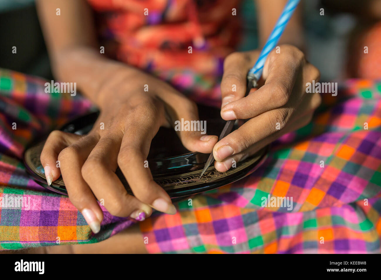 Donna birmano a lavorare in una fabbrica di lacca di Bagan, myanmar. laccati include scatole, vasellame, pulsanti, piastre etc Foto Stock