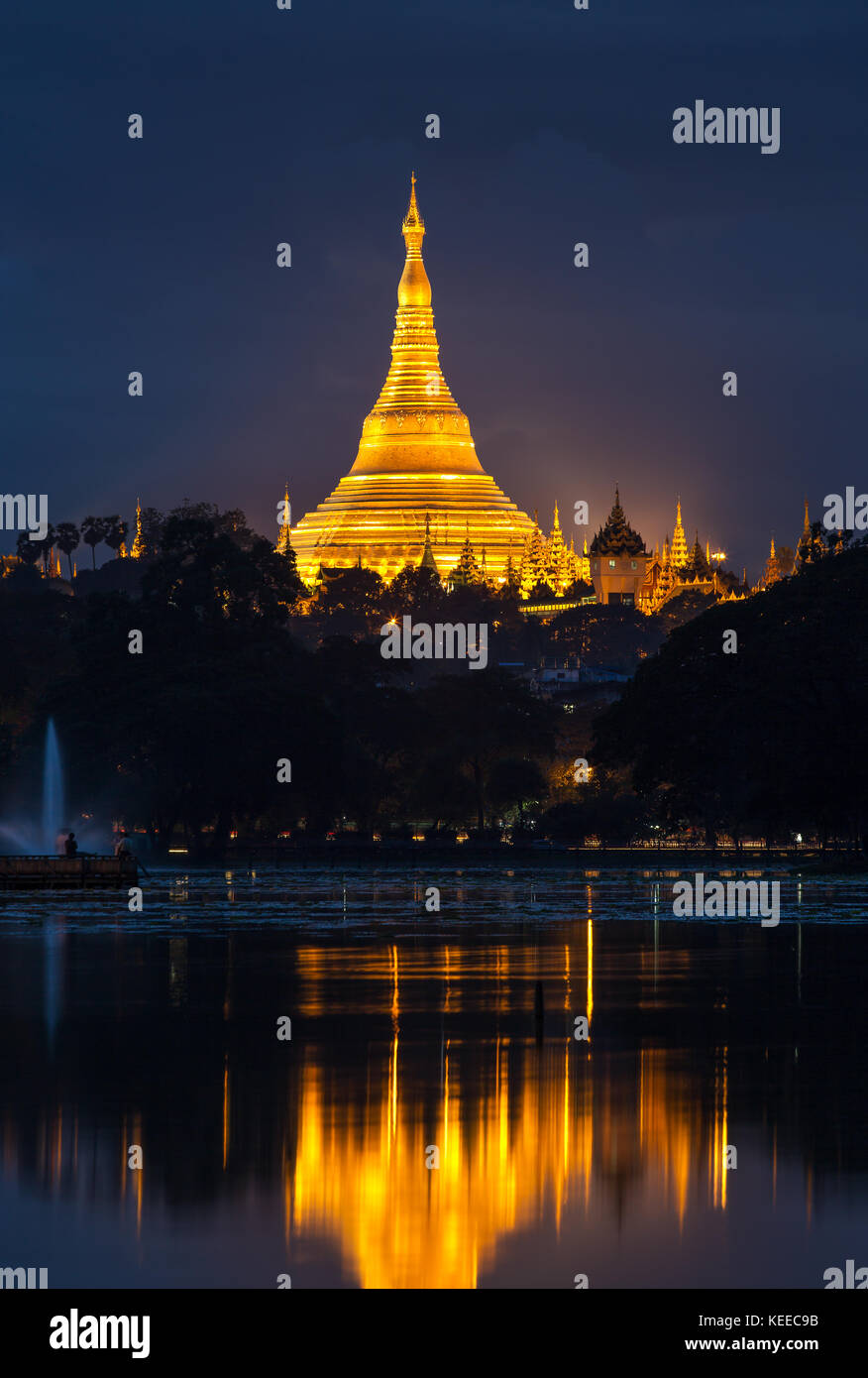 Shwedagon pagoda di notte a Yangon, Myanmar. Foto Stock