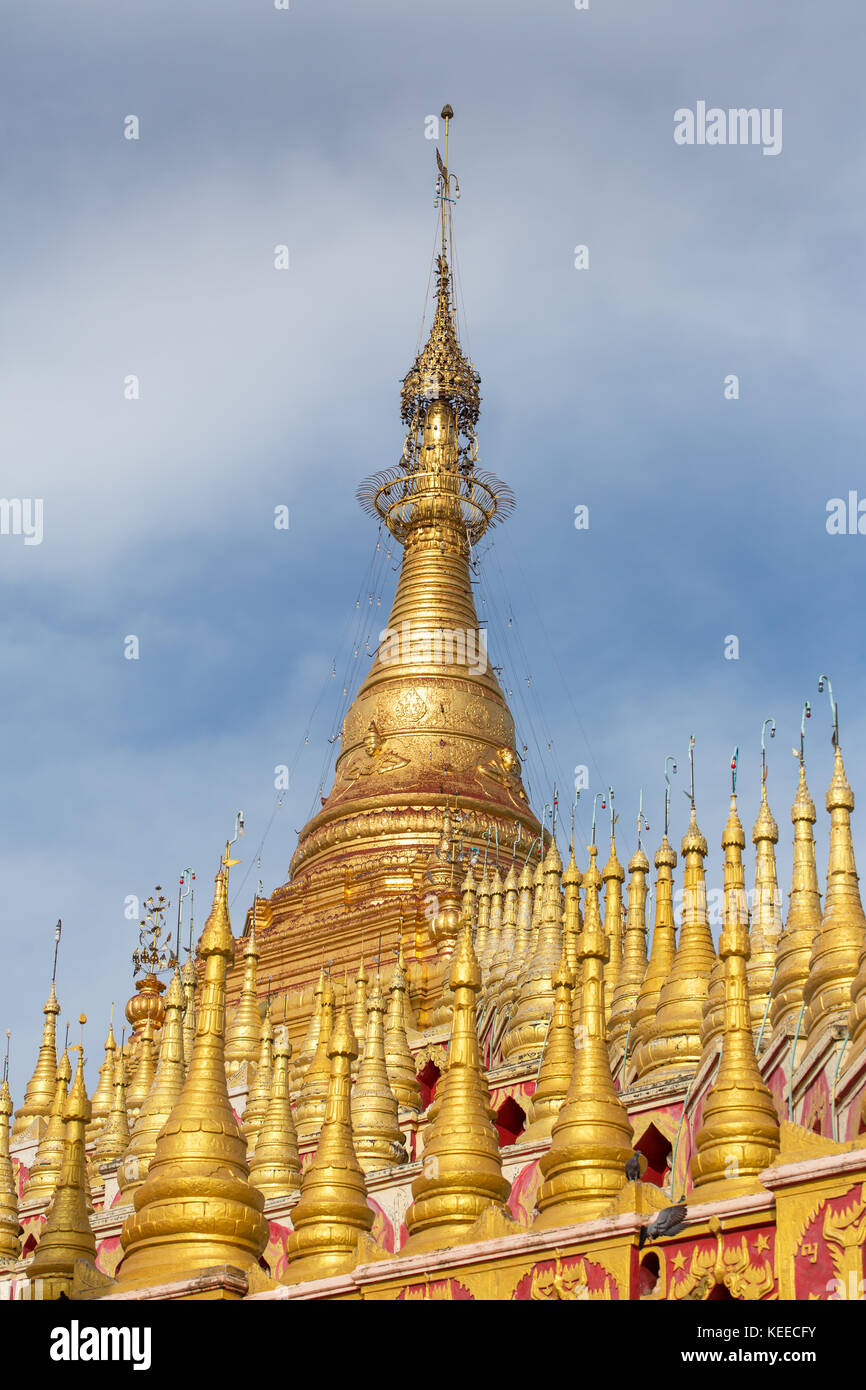 Bella pagoda buddista, thanboddhay phaya in monywa, myanmar Foto Stock