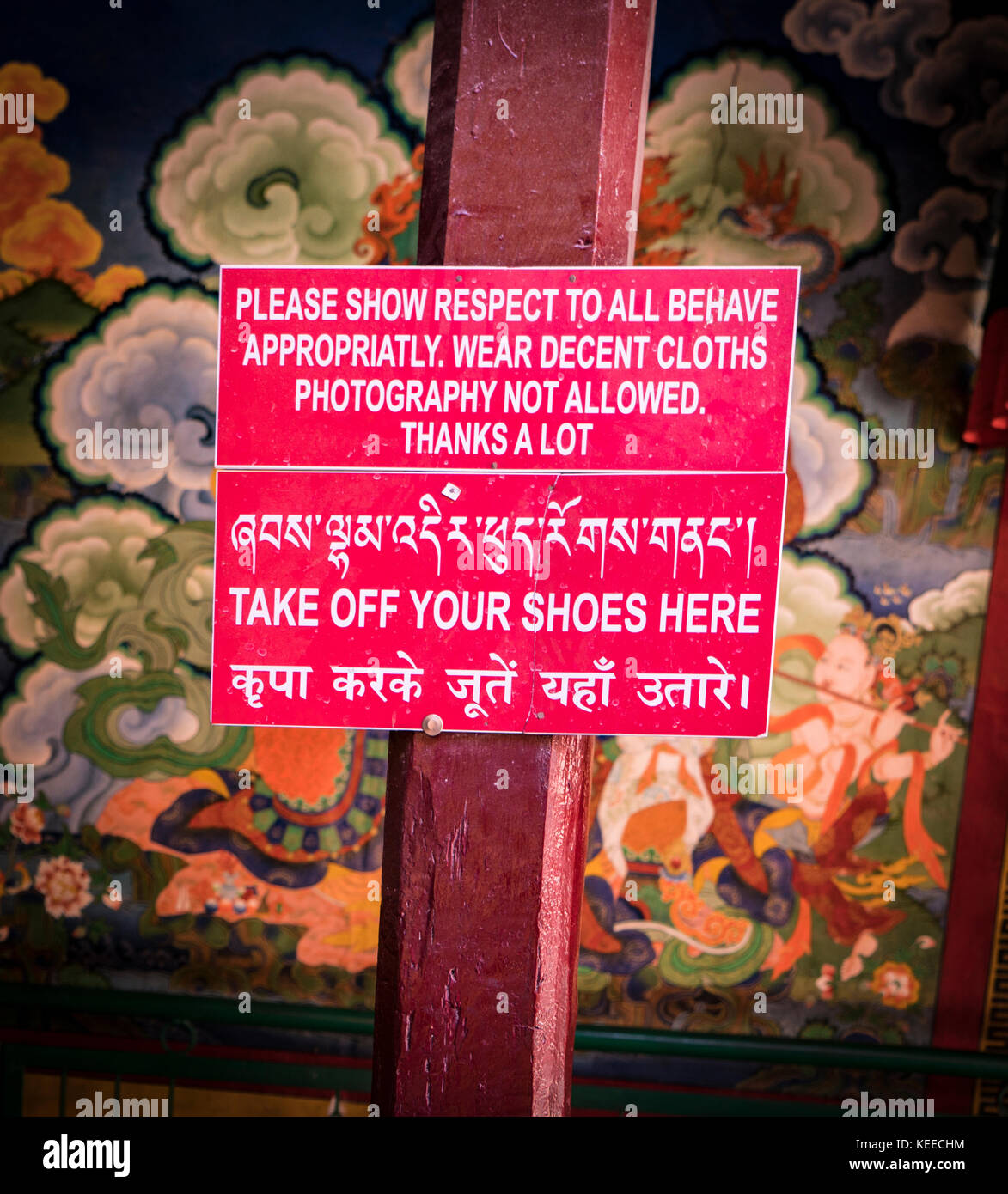 Un segno di istruzioni in un monastero in un villaggio in Ladakh, India Foto Stock