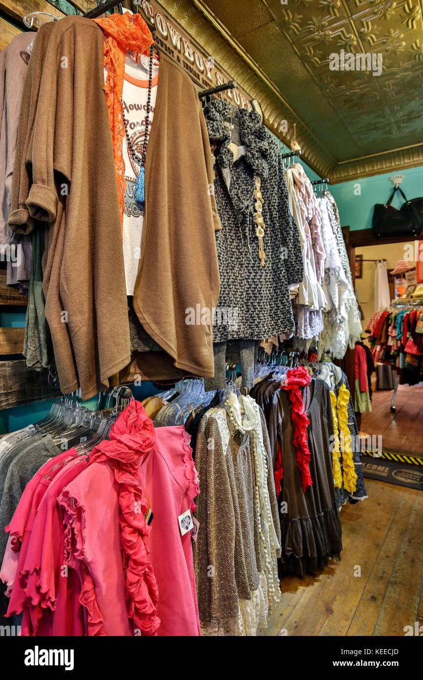 Display di vestiti, cowboy e margherite (negozio di abbigliamento per  donna), Breckenridge, Colorado, STATI UNITI D'AMERICA Foto stock - Alamy