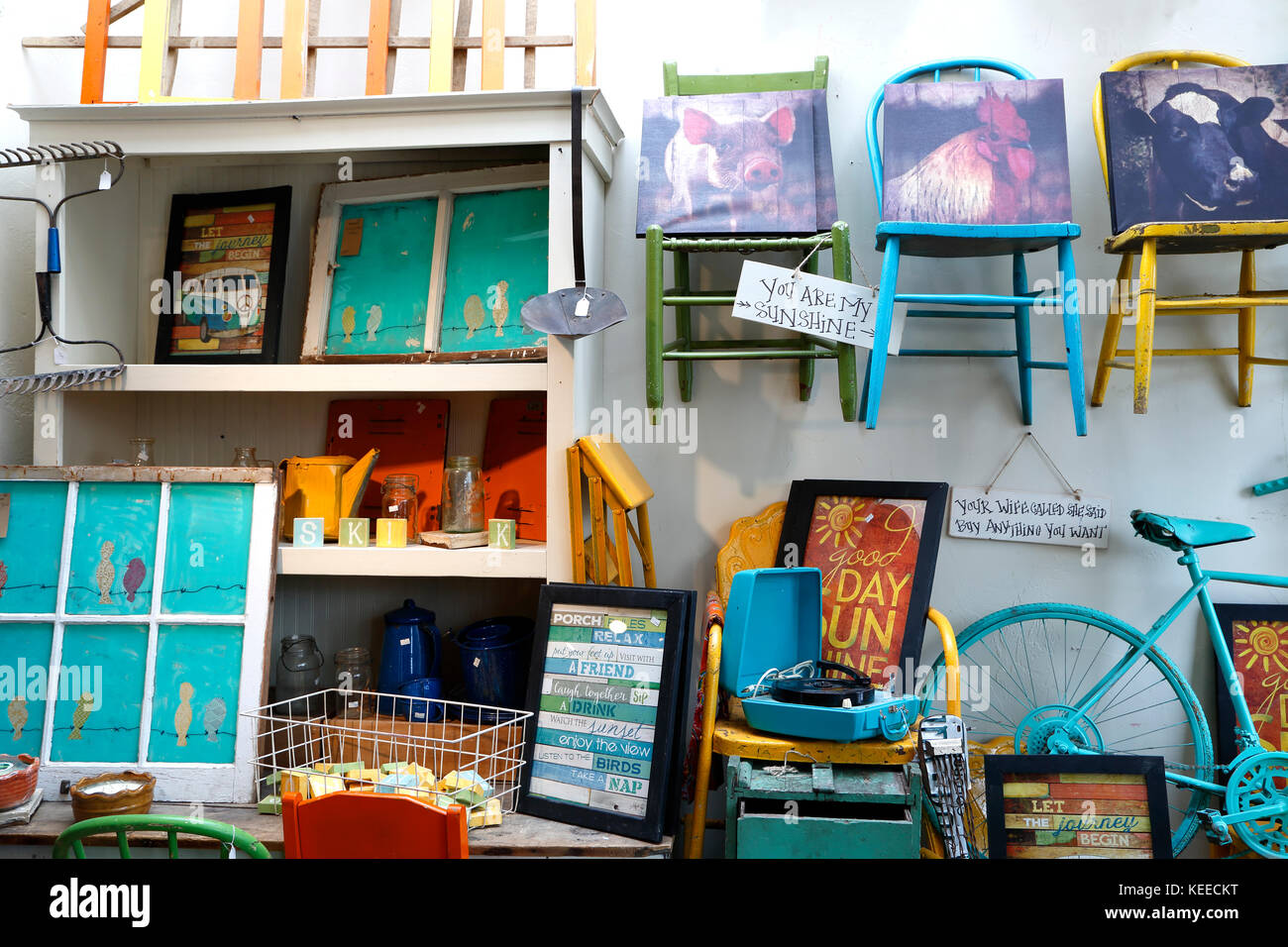 Display a colori di sedie e altre cose, Le calendule Agriturismo Funk & Junk (negozio di antiquariato), a Breckenridge, Colorado, STATI UNITI D'AMERICA Foto Stock