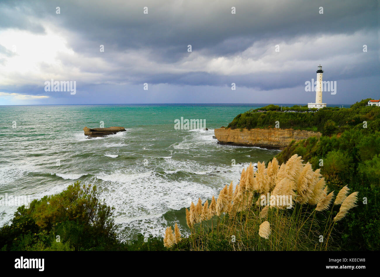 Faro di Biarritz sotto una tempesta di raccolta accanto al Grande Plage Foto Stock