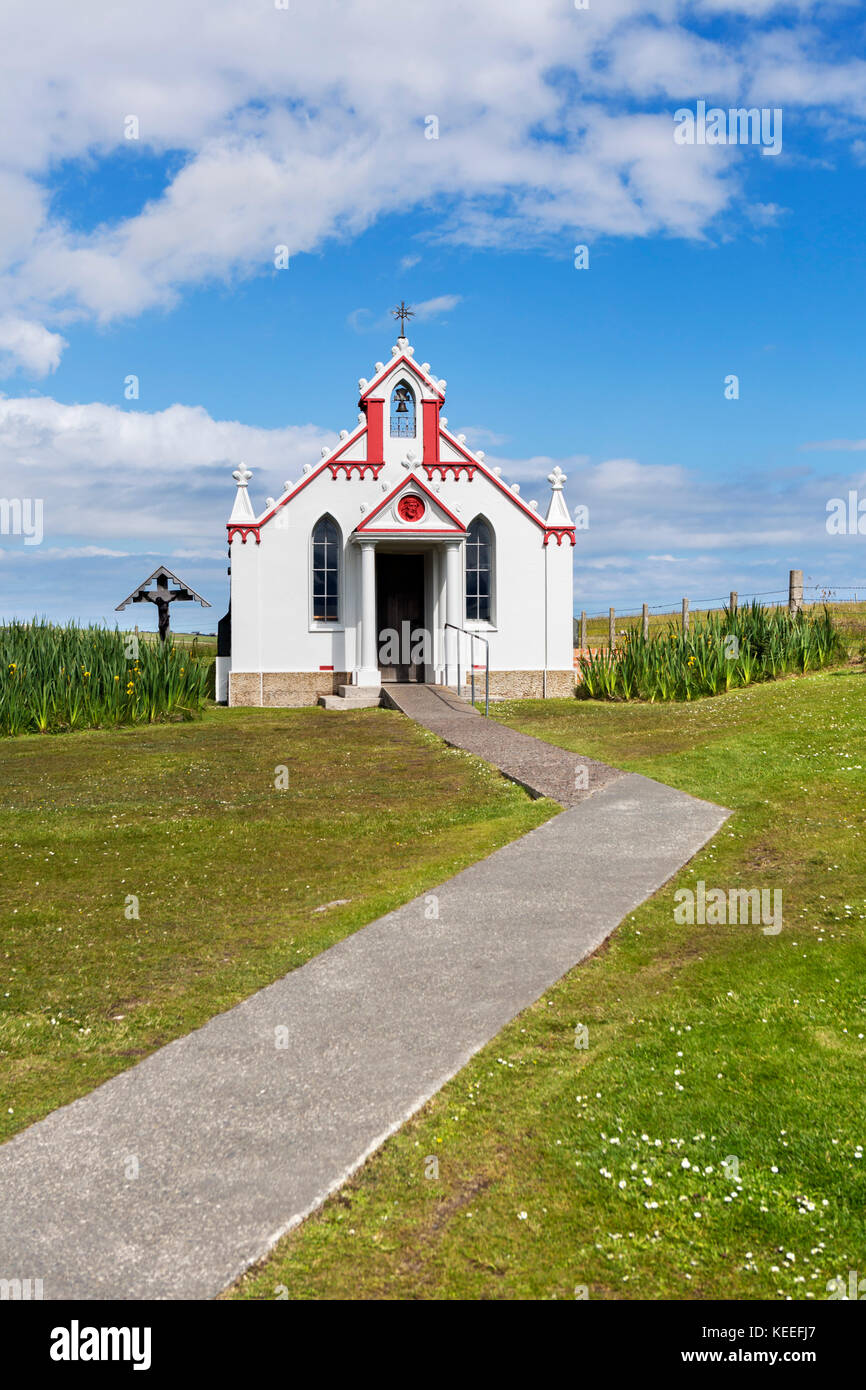 La Cappella Italiana, costruito dai prigionieri di guerra italiani nella seconda guerra mondiale e di agnello, Holm, isole Orcadi Scozia, Regno Unito Foto Stock