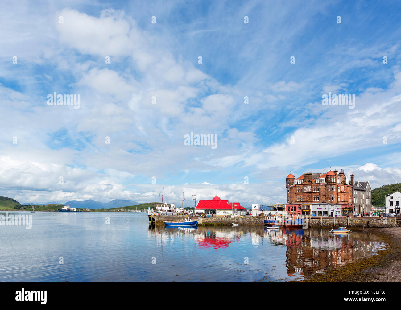 Il lungomare e il porto con Columba Hotel a destra, Oban Town Center, Argyll and Bute, Scotland, Regno Unito Foto Stock