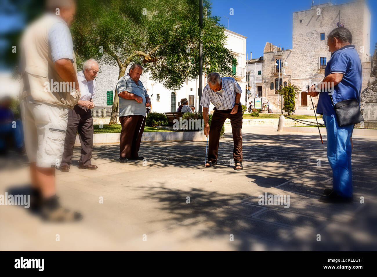 Cisternino, Italia - 15 agosto 2017: pensionati giocare in piazza Foto Stock