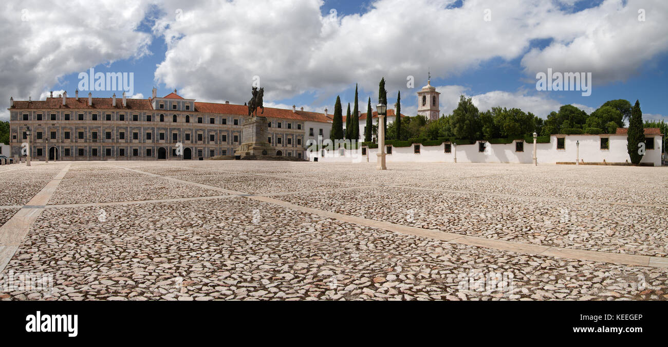 Facciata di paco ducale, il palazzo ducale e il monumento più famoso di vila vicosa. Essa ha cominciato a essere costruita nel 1501 e servito molti re portoghesi, uno o Foto Stock