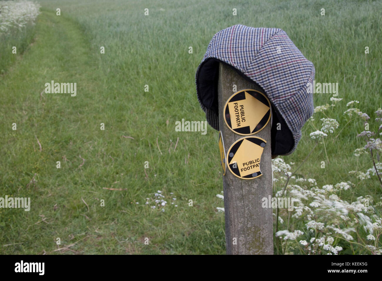 Una calotta piatta persa su un palo che indica i sentieri Foto Stock