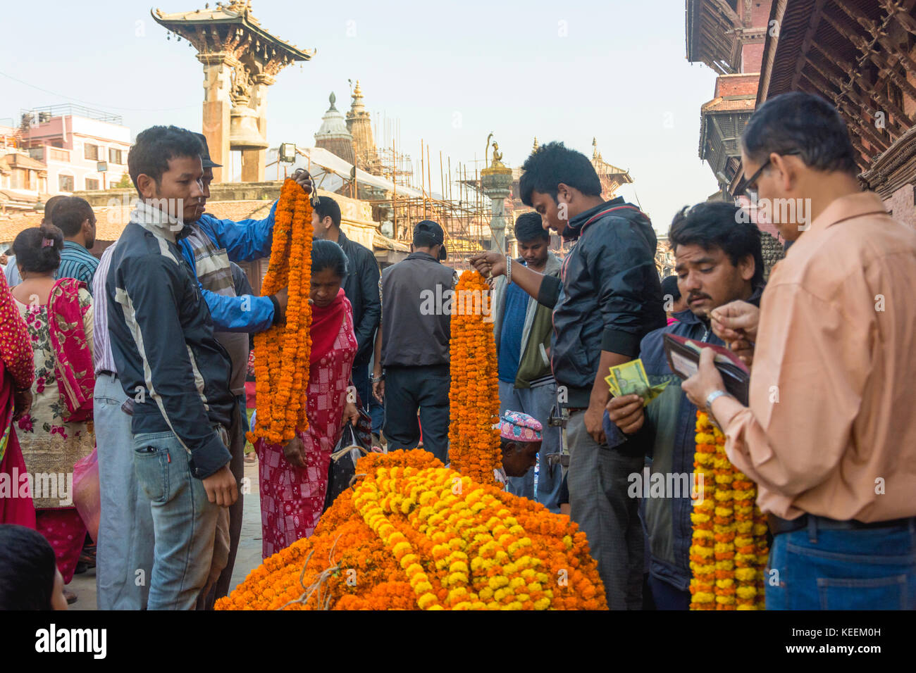 19 ottobre 2017 : folla di persone a piedi la strada per lo shopping al mercato patan Durbar Square sulla tihar è o diwali festival giorno, patan Nepal. Foto Stock