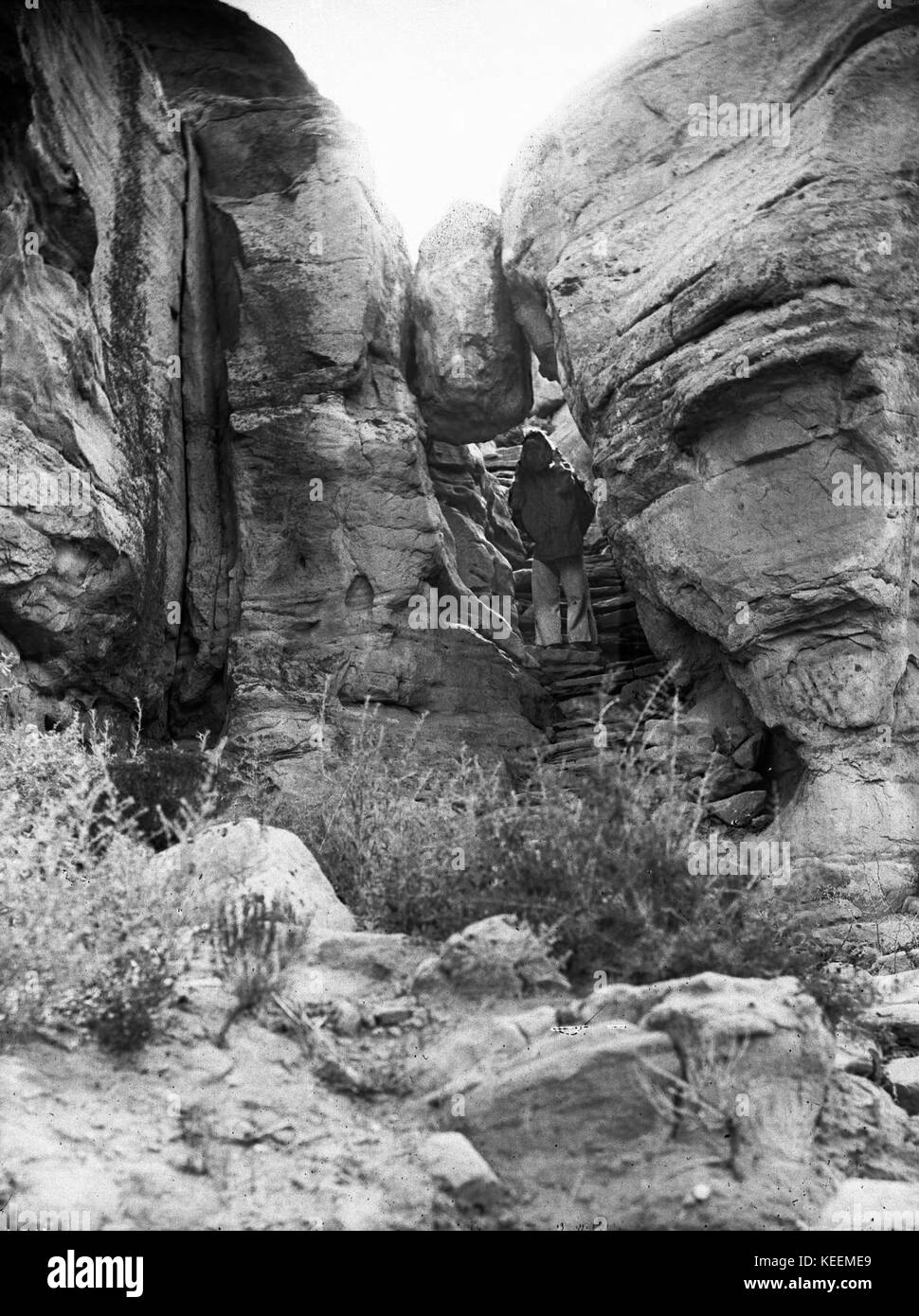 L'uomo sotto una roccia caduti sul piede il sentiero per la cima della seconda Mesa e il pueblo di Mishongnovi (Mashongnavi), Arizona, ca.1898 (CHS 4612) Foto Stock