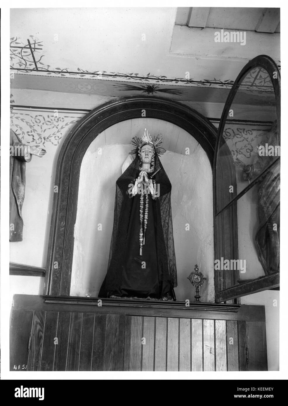 Statua di Nuestra Senora (l'Addolorata) presso il Presidio chiesa presso la missione di San Carlo Borromeo, Monterey, ca.1906 (CHS 4151) Foto Stock