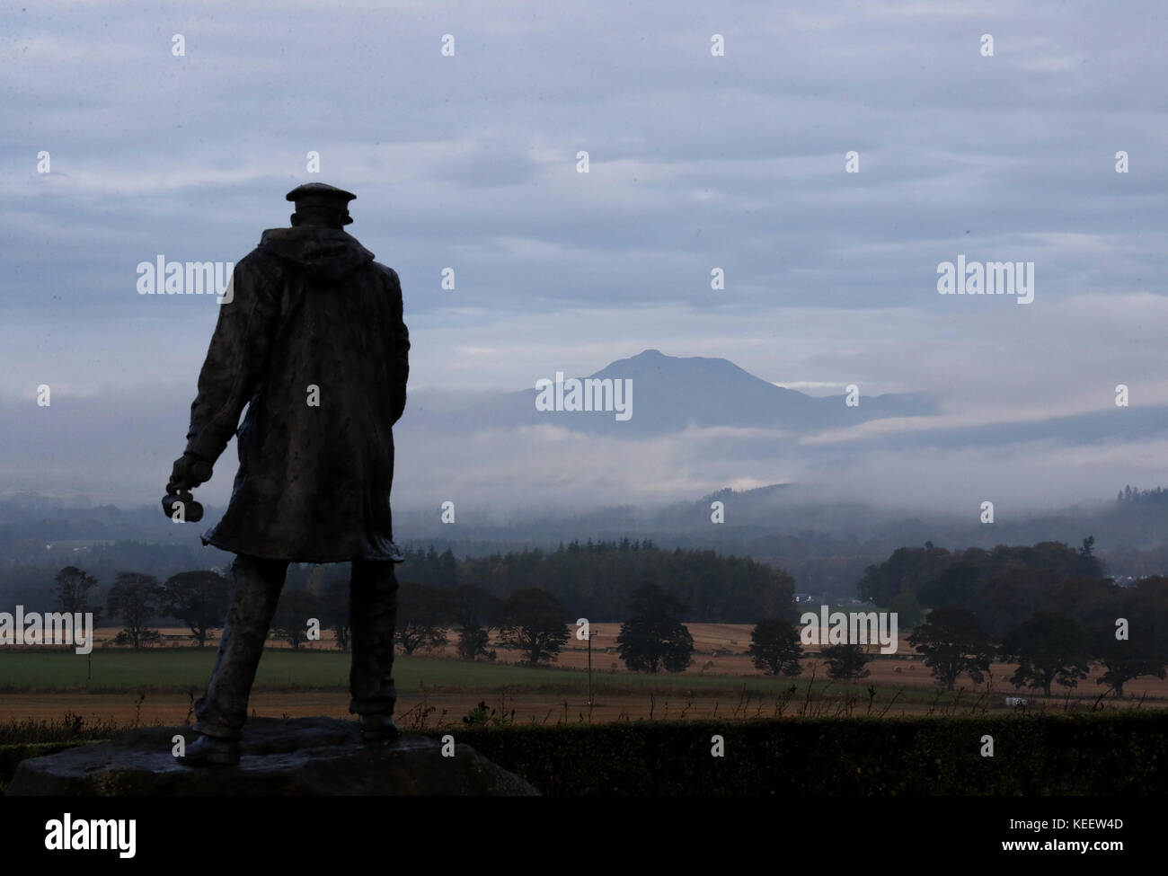 La statua di David Stirling, fondatore del SAS, si affaccia sulla nebbia intorno al monte ben Ledi, sulle colline del Perthshire vicino a Doune, Scozia centrale, mentre il Regno Unito è circondato per una notte di forti piogge e venti prima che Storm Brian batte il paese questo fine settimana. Foto Stock