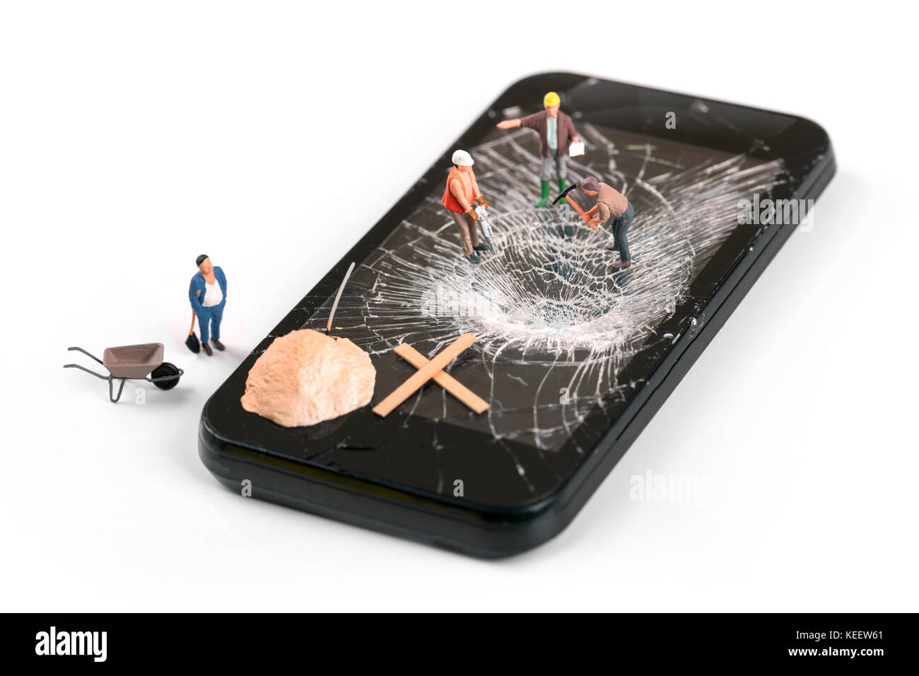 Telefono di servizio di riparazione concetto - lavoratori edili smartphone riparazione schermo rotto Foto Stock