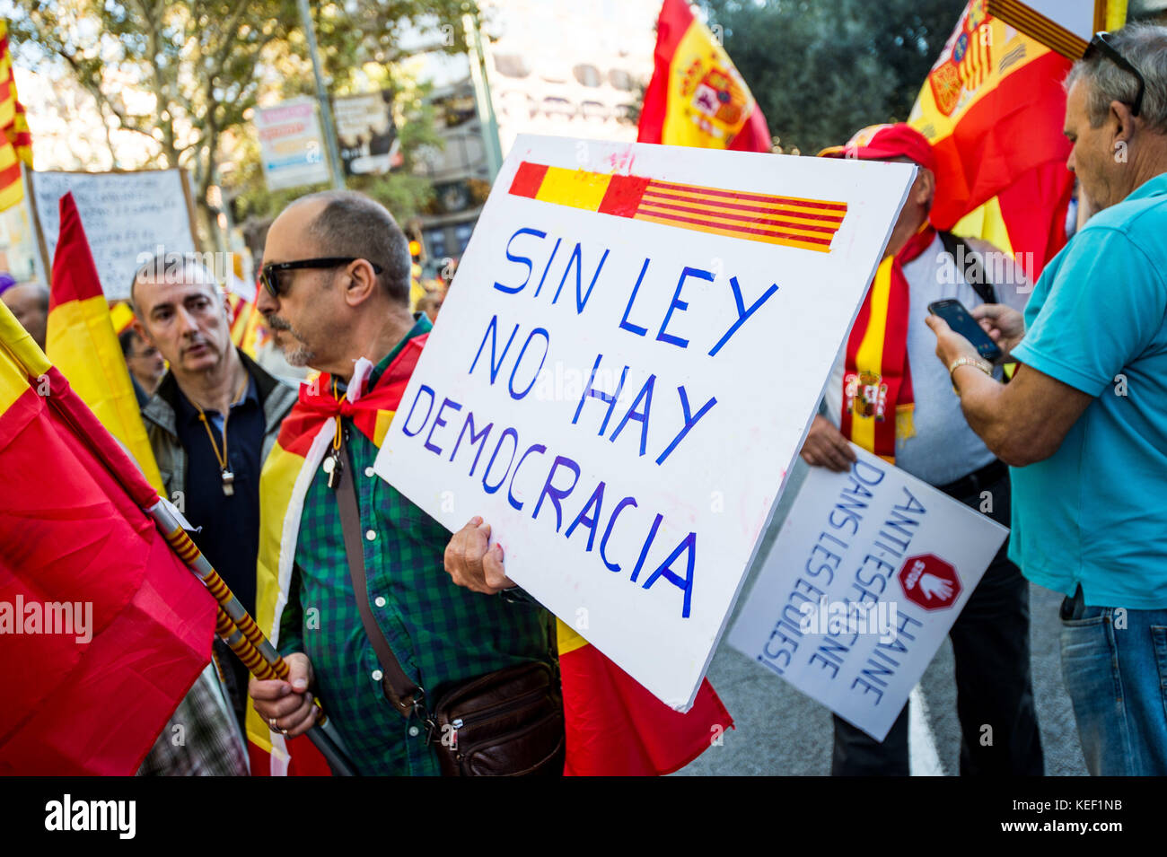 8 ottobre 2017 - Barcellona, Catalogna, Spagna - Un uomo porta con sé uno striscione che dice: "Senza legge, senza democrazia»..un gran numero di cittadini ha protestato domenica a Barcellona contro il movimento indipendentista in una marcia organizzata dalla società in Catalogna civile. Il presidente della Catalogna Carles Puigdemont si rivolgerà al Parlamento catalano il 10 ottobre per discutere i risultati del referendum che si è tenuto il 1° ottobre. (Immagine di credito: © Brais G. Rouco/SOPA tramite filo ZUMA) Foto Stock