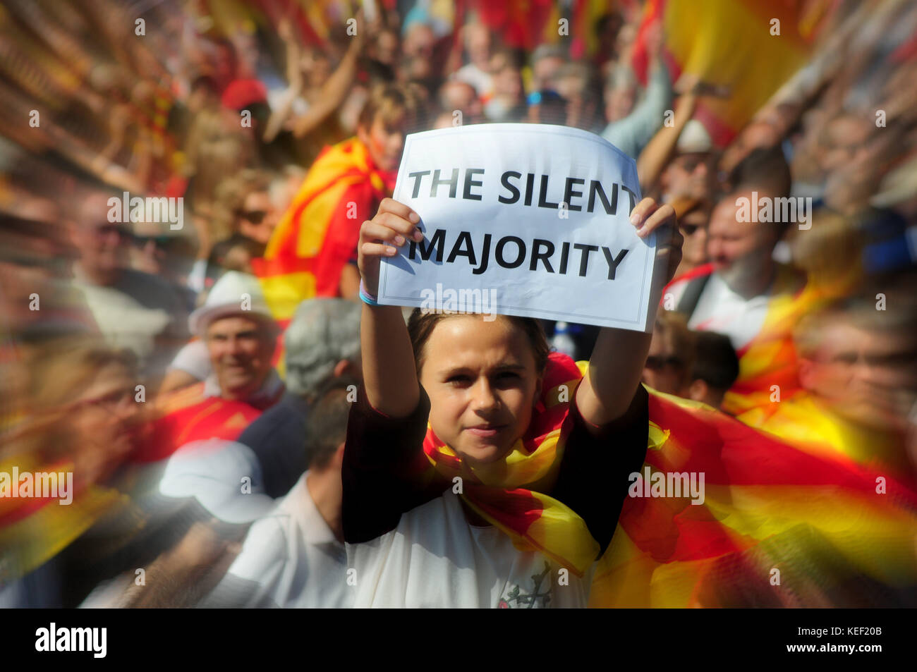 8 ottobre 2017 - Barcellona, Catalogna, Spagna - si vede Un manifestante con un cartello che scrive su di essa "maggioranza silenziosa”..migliaia di persone hanno protestato domenica a Barcellona contro il movimento indipendentista in una marcia organizzata dalla Societ a Civil Catalana. Il presidente della Catalogna Carles Puigdemont si rivolgerà al Parlamento catalano il 10 ottobre per discutere i risultati del referendum che si è tenuto il 1° ottobre. Società civile catalana l'entità che convoca la manifestazione stimata a 950.000 persone, mentre la polizia locale ha detto che sono stati 350.000. (Immagine di credito: © RAM Foto Stock