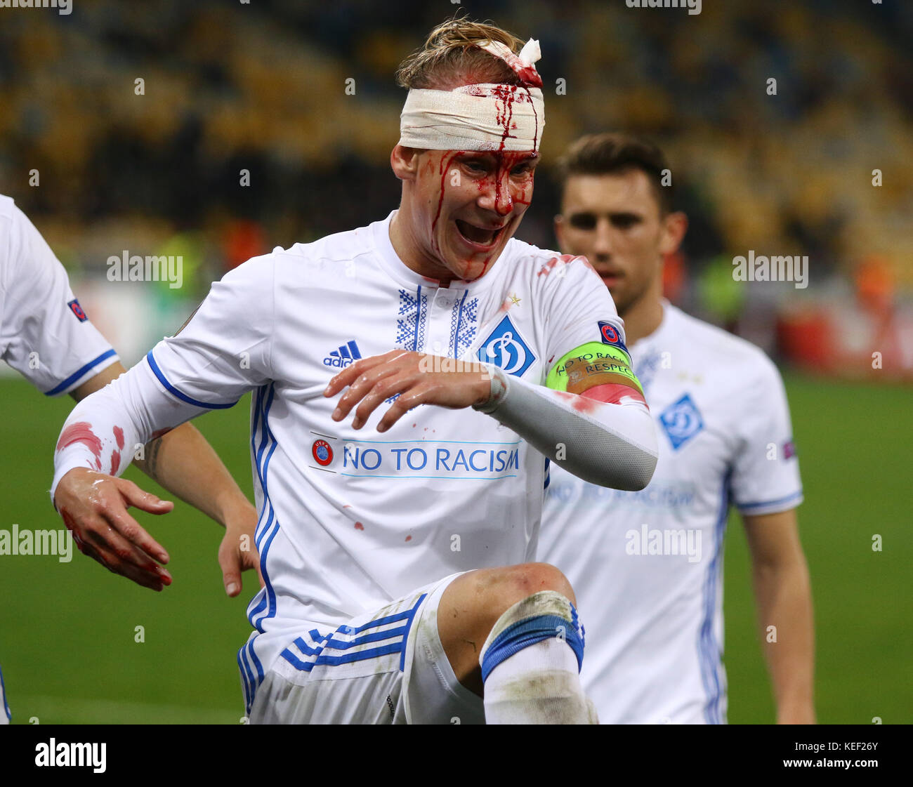 Kiev, Ucraina. 19th ottobre 2017. Domagoj Vida del FC Dynamo Kyiv coperto di sangue dopo lesioni alla testa durante la partita della UEFA Europa League contro i giovani ragazzi allo stadio NSC Olimpiyskyi a Kyiv, Ucraina. Credit: Oleksandr Prykhodko/Alamy Live News Foto Stock