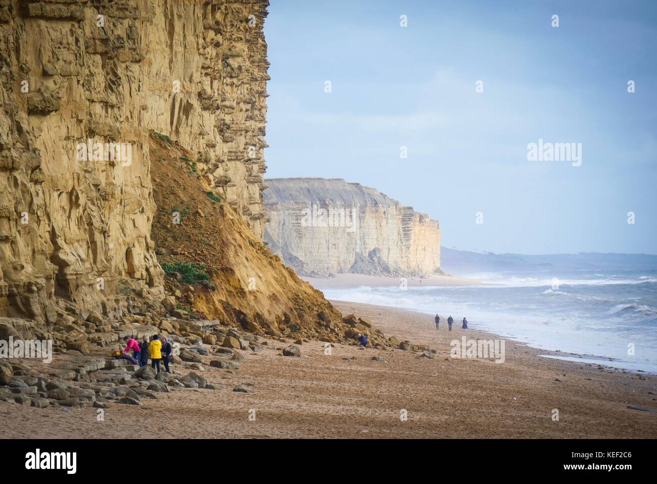 West Bay, Dorset, Regno Unito. 20 ott 2017. Regno Unito Meteo. Per coloro che godono di relativa calma prima della tempesta prevista per colpire il Regno Unito più tardi oggi su un soleggiato ma blustery giornata in spiaggia. Credito: Dan Tucker/Alamy Live News Foto Stock